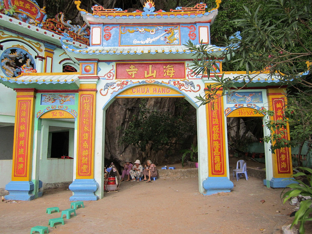 Cổng chùa Hang